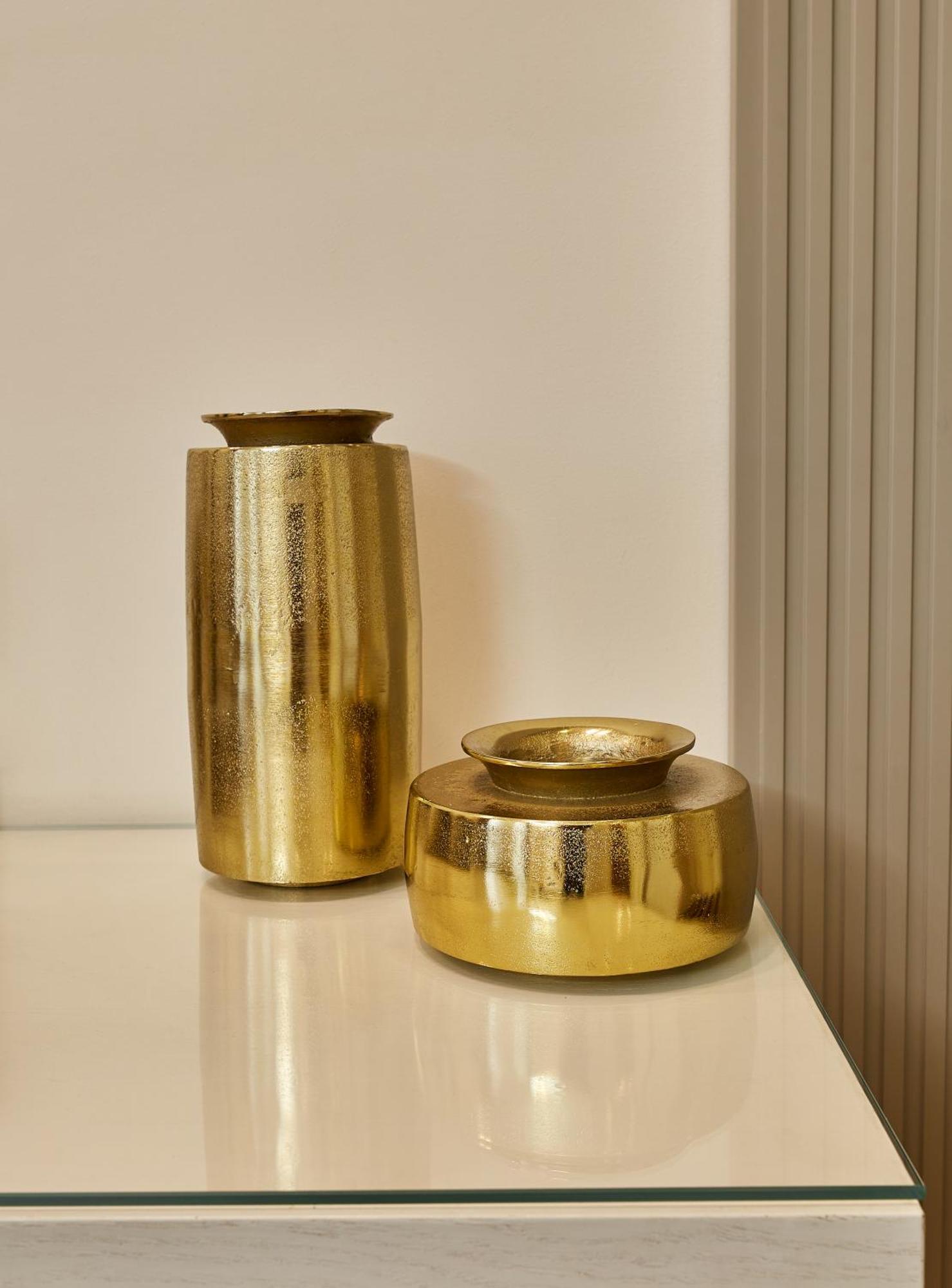 Aghababyan'S Hotel Yerevan Room photo Gold ceramic vases