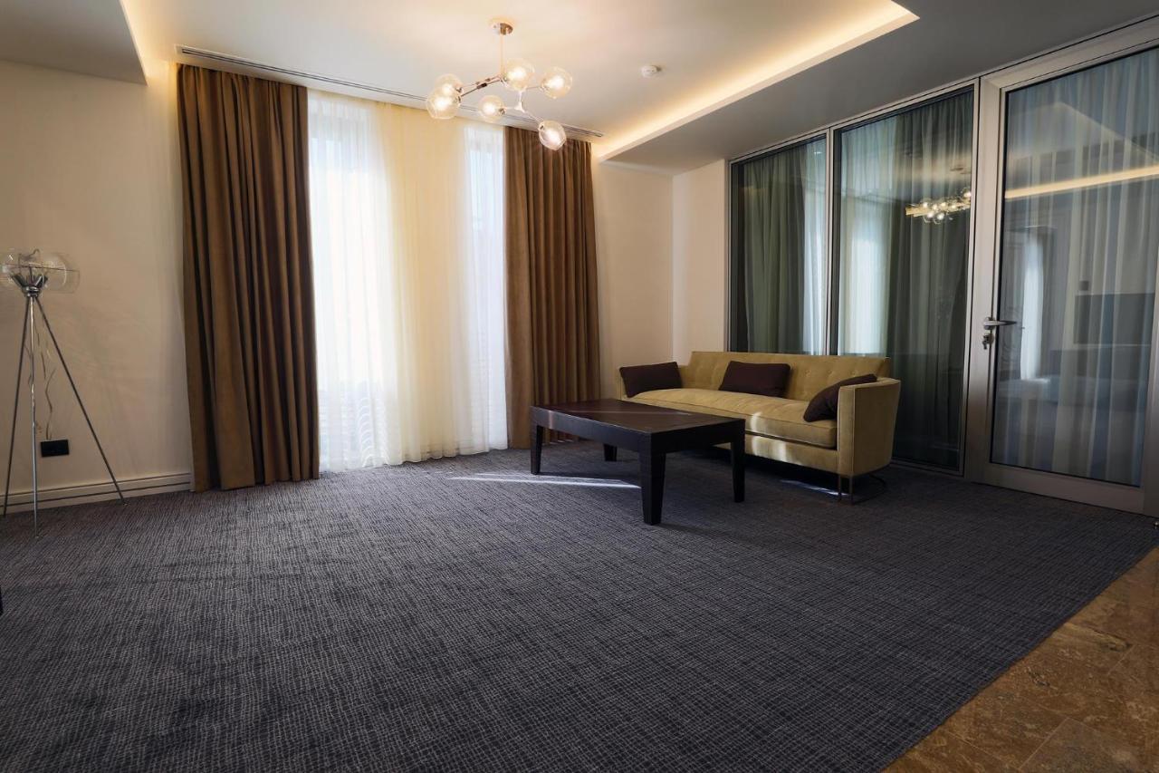 Aghababyan'S Hotel Yerevan Exterior photo A room with carpet