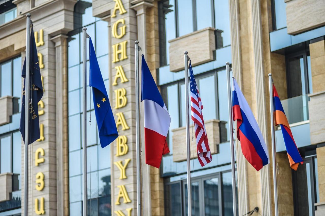Aghababyan'S Hotel Yerevan Exterior photo Flags of the European Union, France, the United States, Russia and Armenia in front of the headquarters of the Eurasian Economic Union in Minsk